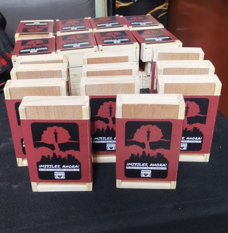 Juego base: caja de madera, mazo de cartas, contadores de madera y bolsita de viaje.